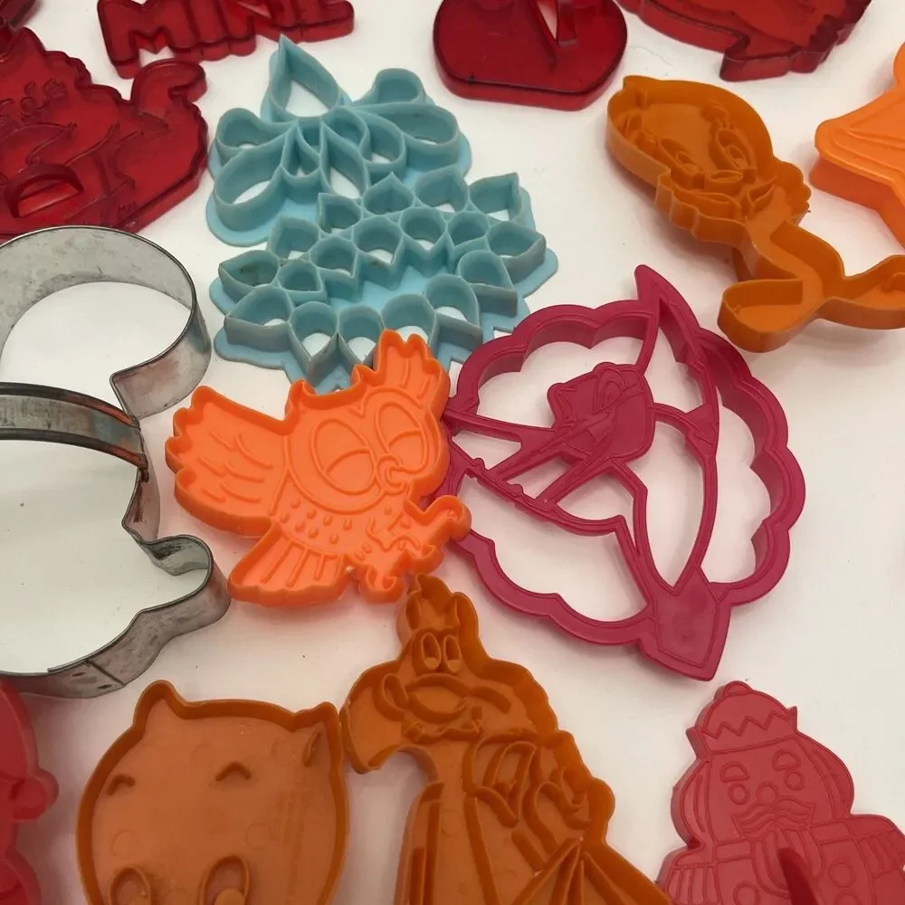 Lot Of Vintage Cookie Cutters Looney Tunes Popples Holiday Vintage Mickey Plus